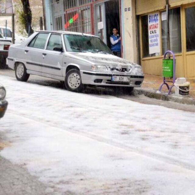 Dolu yağışı ilçeyi beyaza bürüdü!