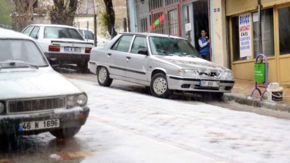 Dolu yağışı ilçeyi beyaza bürüdü!
