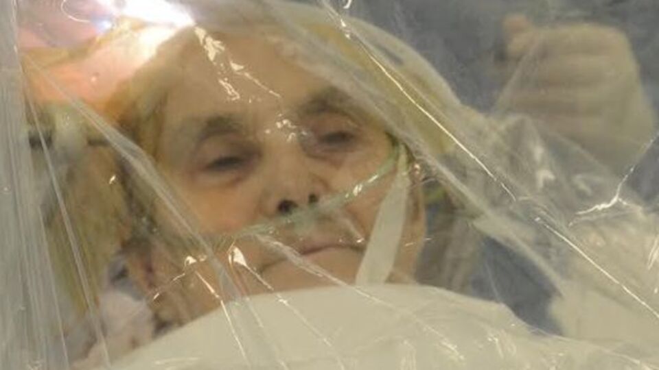 Konuşa konuşa ameliyat oldu