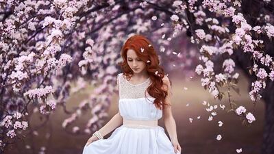 Erguvan renkli kadınlar