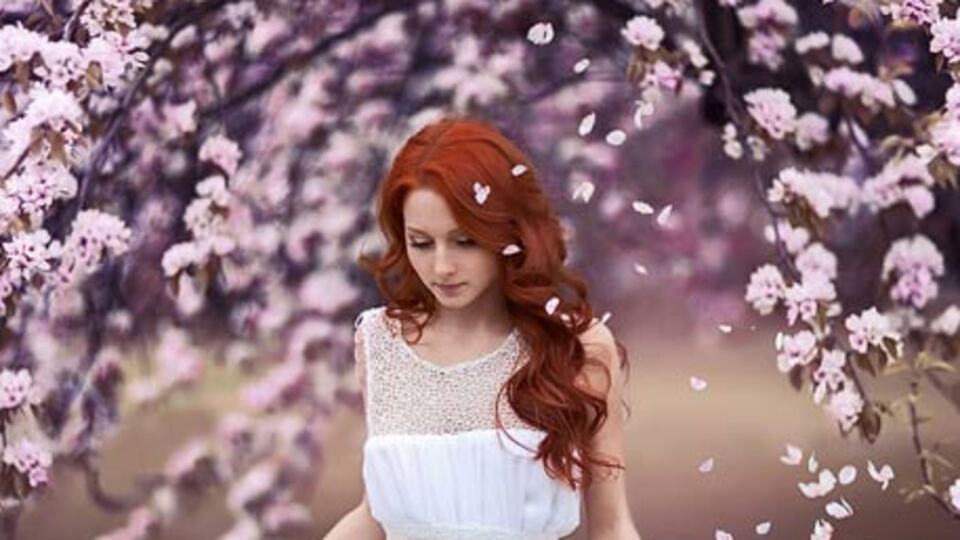 Erguvan renkli kadınlar