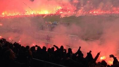 Taraftarlar stadı yaktı!