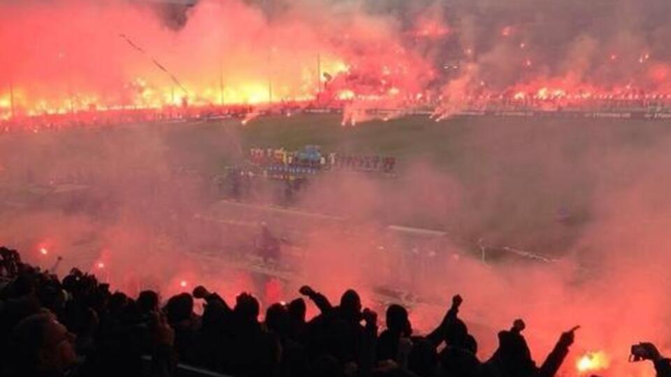 Taraftarlar stadı yaktı!
