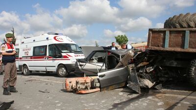 Traktör ile otomobil çarpıştı!