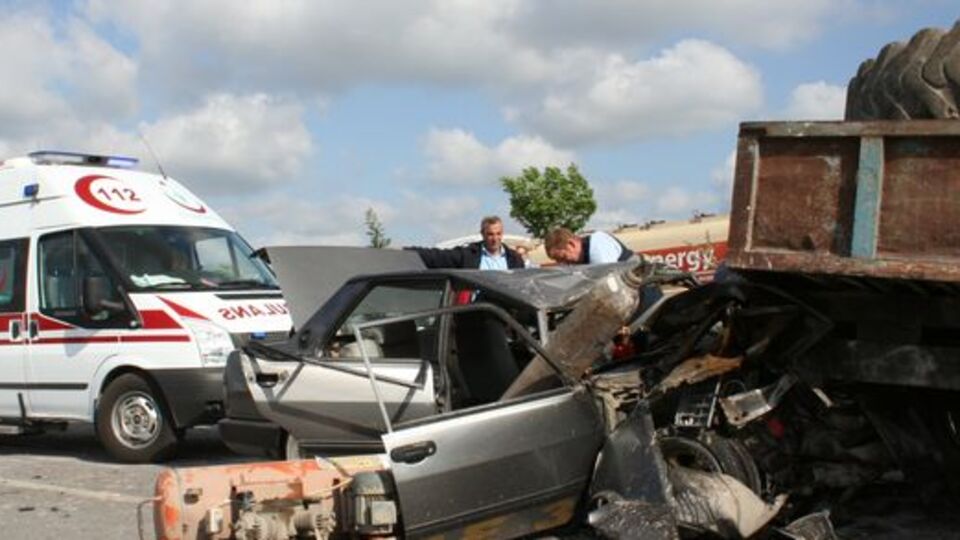 Traktör ile otomobil çarpıştı!