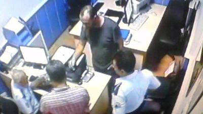 Dayak görüntülerini saklayan polislere ceza