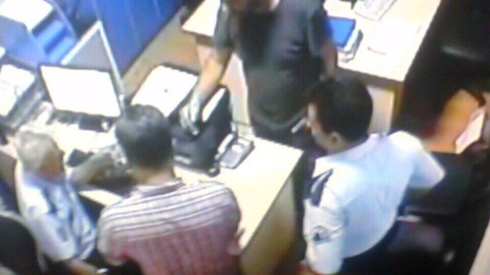 Dayak görüntülerini saklayan polislere ceza