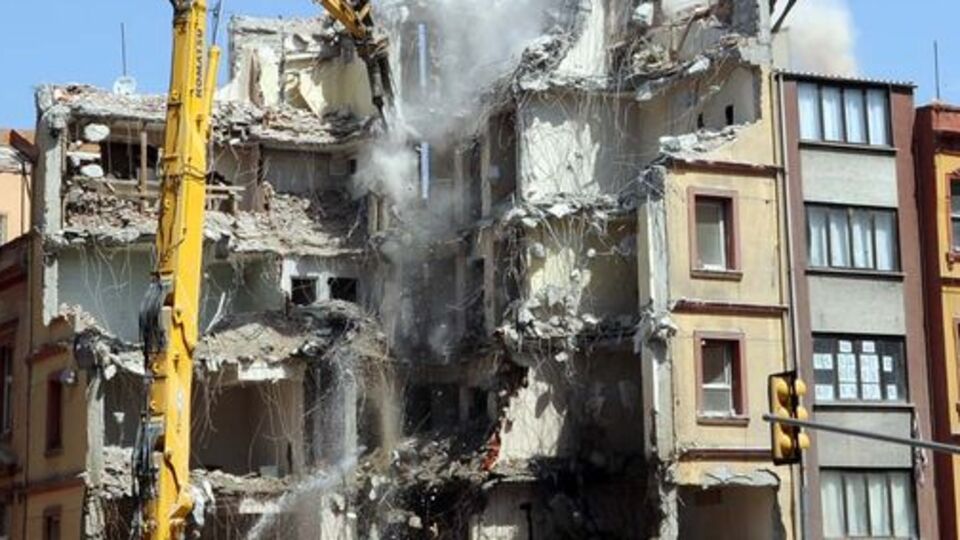 Beyoğlu Emniyet Müdürlüğü binası yıkıldı