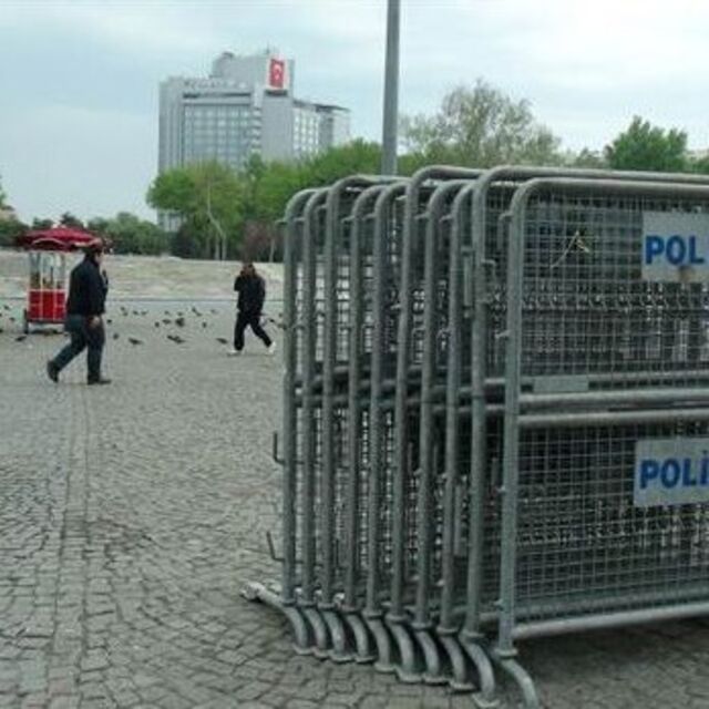 Taksim Cumhuriyet Anıtı çevresi kapatıldı