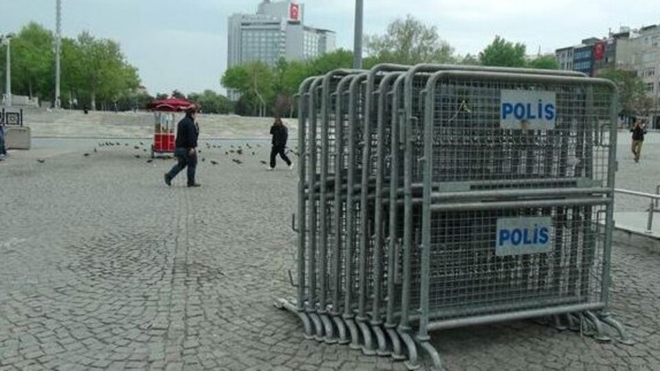 Taksim Cumhuriyet Anıtı çevresi kapatıldı