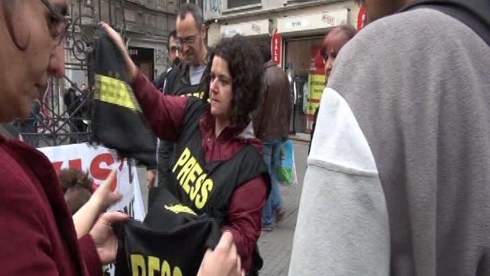 1 Mayıs öncesi gazetecilere önlük dağıtıldı