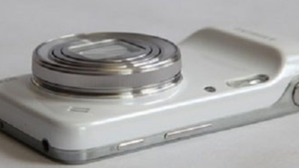 Samsung'dan objektifli telefon!