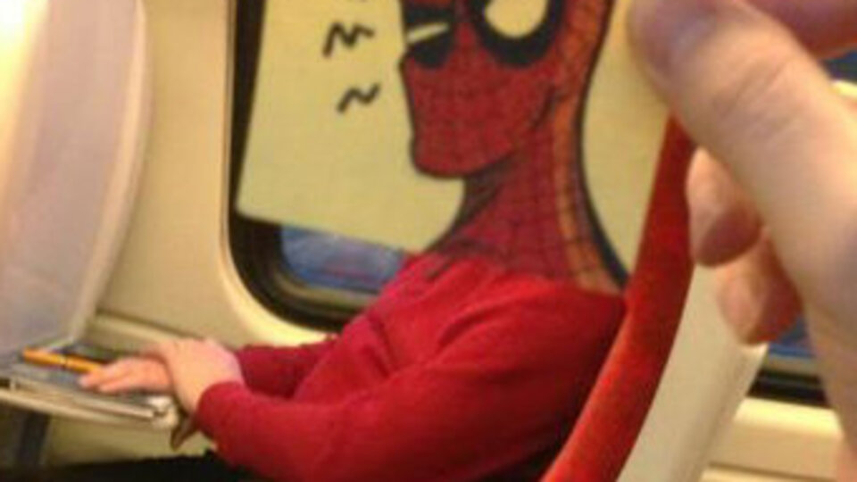 Trende canı sıkılan adam...