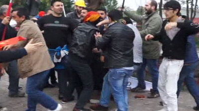 Polise linç girişimi! İşte o görüntüler