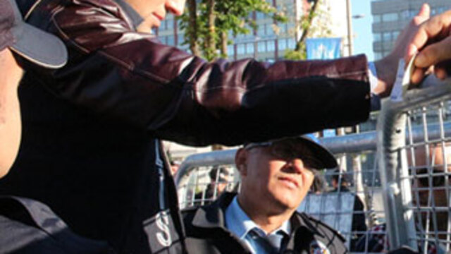 Her yer polis, her yer bariyer