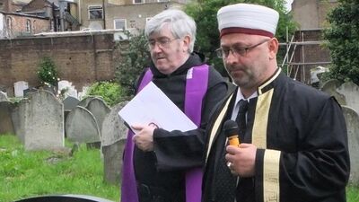 İmam ve papaz duaları ile cenaze töreni