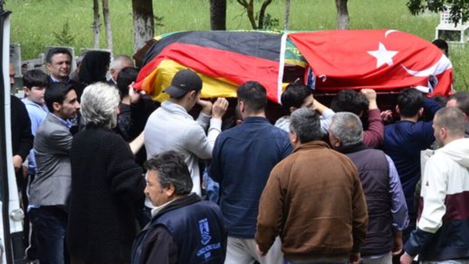 Tabutuna Türk ve Alman bayrakları sarıldı