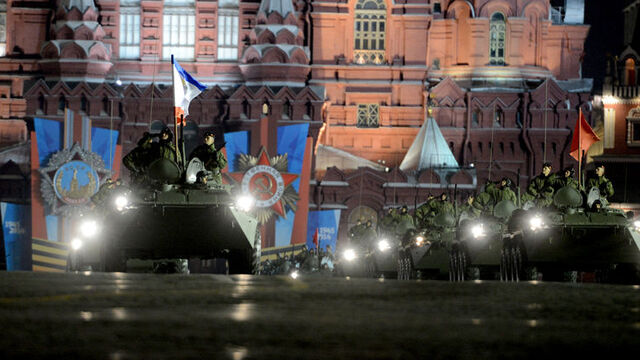 Rus tankları Kızıl Meydan'da