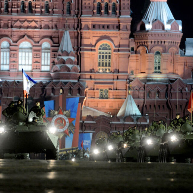 Rus tankları Kızıl Meydan'da