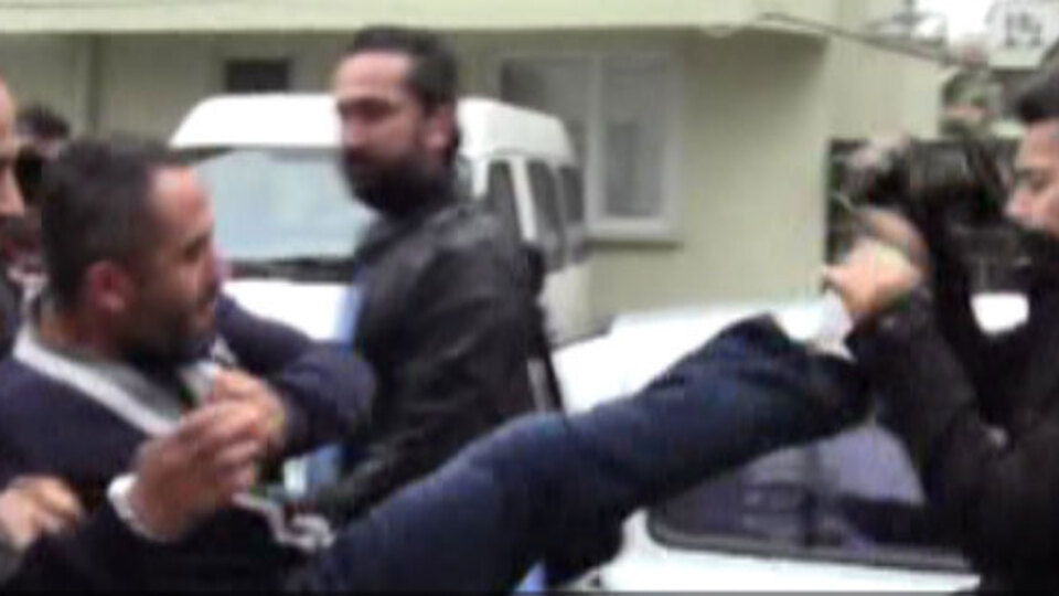 Gazeteciye tekme!