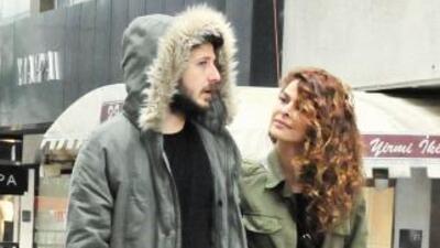 Birbirlerini öpücüğe boğdular