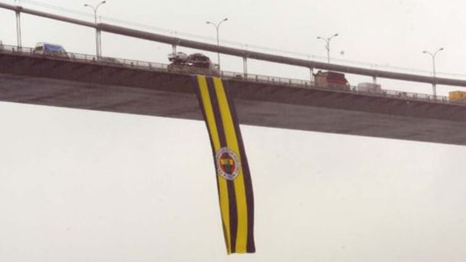 F.Bahçe bayrağı köprülere asıldı