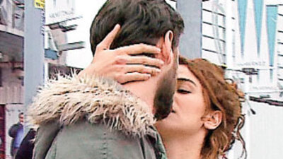 Sokak ortasında dudak dudağa