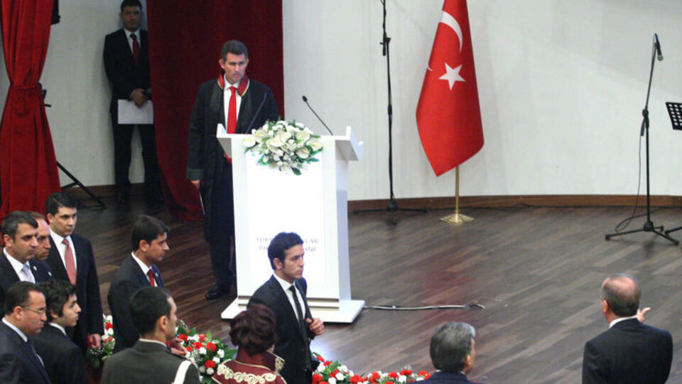 Yargı törenlerinde 'kürsü' düzenlemesi