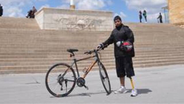 Protez bacakla 61 saat pedal çevirdi