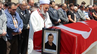 Genç mühendisin cenaze namazını dedesi kıldırdı