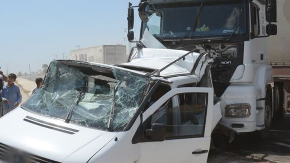 TIR ile minibüs çarpıştı