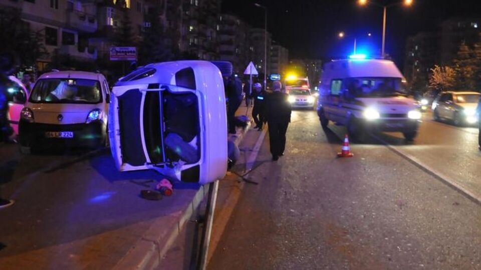 Takla atan otomobilden çıkıp kayıplara karıştılar