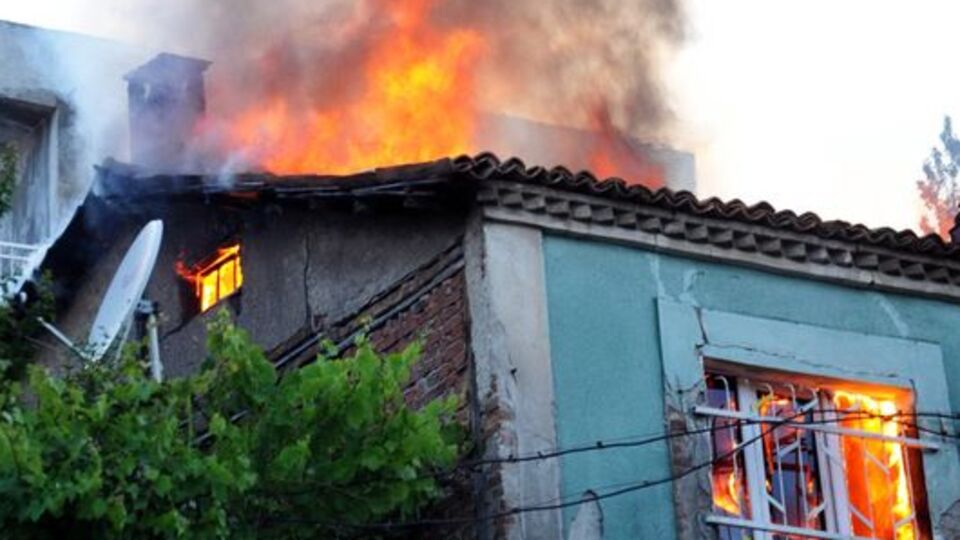 Soma'da yangın iki aileyi evsiz bıraktı