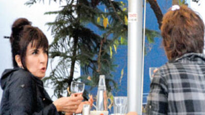 Görüntülendi, kadehi bıraktı