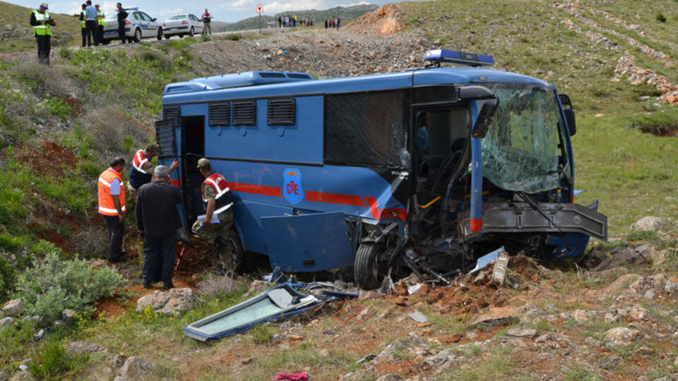 Cezaevi aracı devrildi
