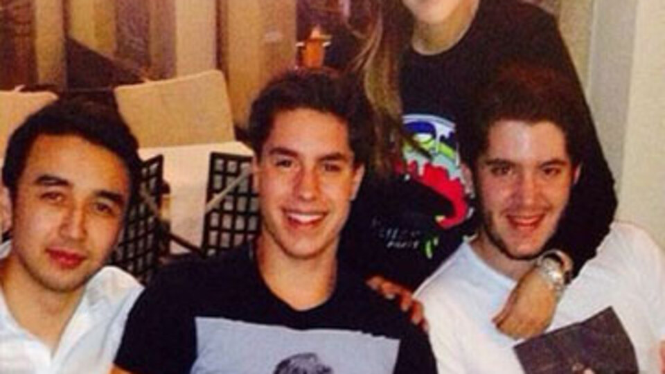 Oğlunu yalnız bırakmadı