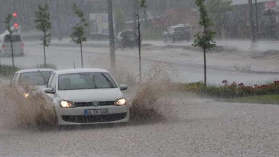 10 dakikada göle döndü