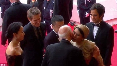 İran'ı ayağa kaldıran öpücük için özür diledi