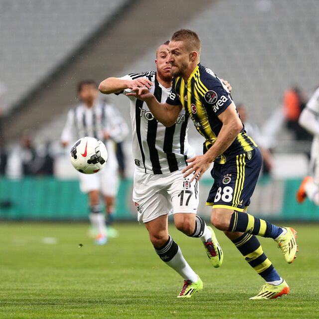 Caner imzayı atıyor!