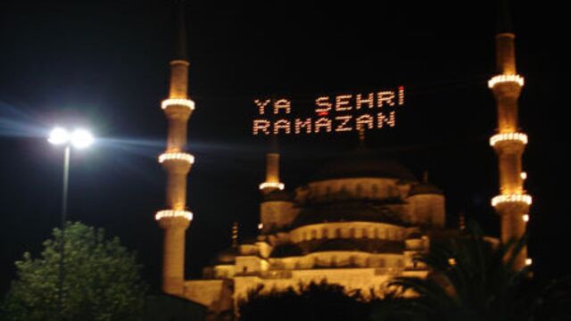 Ramazan ne zaman başlıyor? Ramazan Bayramı ne zaman başlıyor? Ramazan bayramı Hangi ayda oruç tutacağız? Ramazan Bayramı kaç gün tatil?