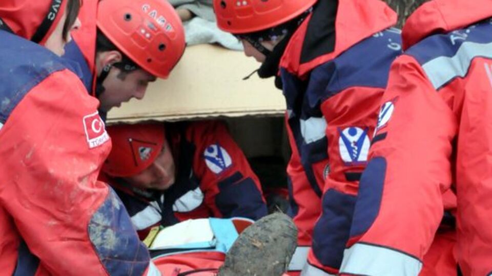 Düştüğü uçurumdan 30 saat sonra çıkarıldı