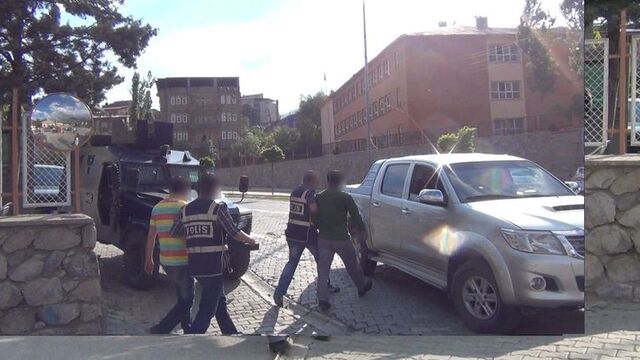 Hakkari'de yangına müdahale eden itfaiyecilere saldırı