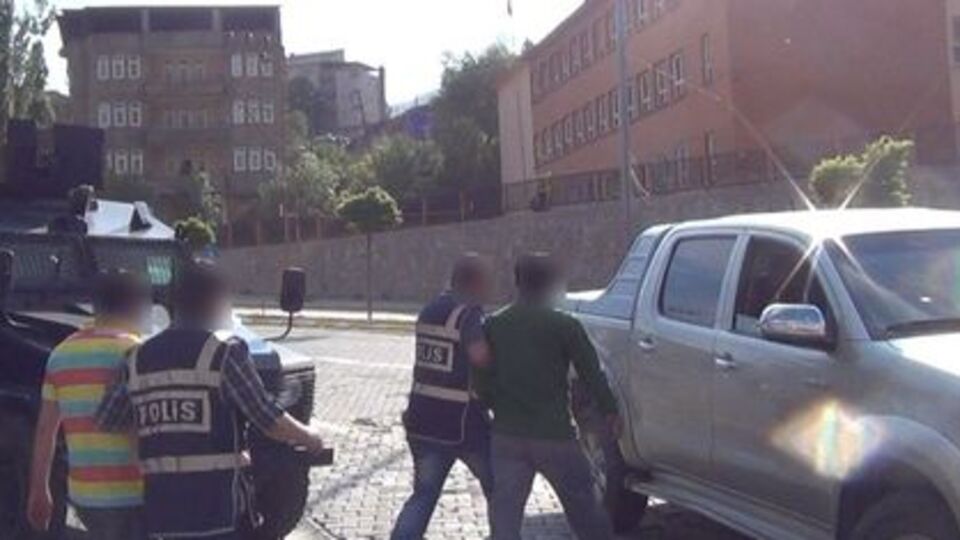Hakkari'de yangına müdahale eden itfaiyecilere saldırı