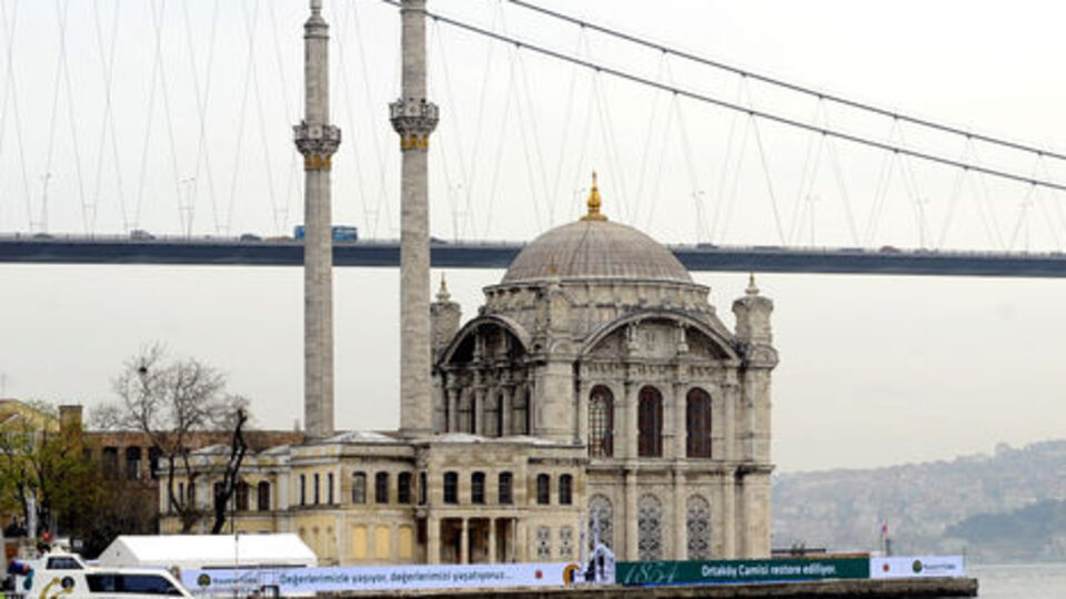 Boğazın incisinde iğneyle kuyu kazıldı