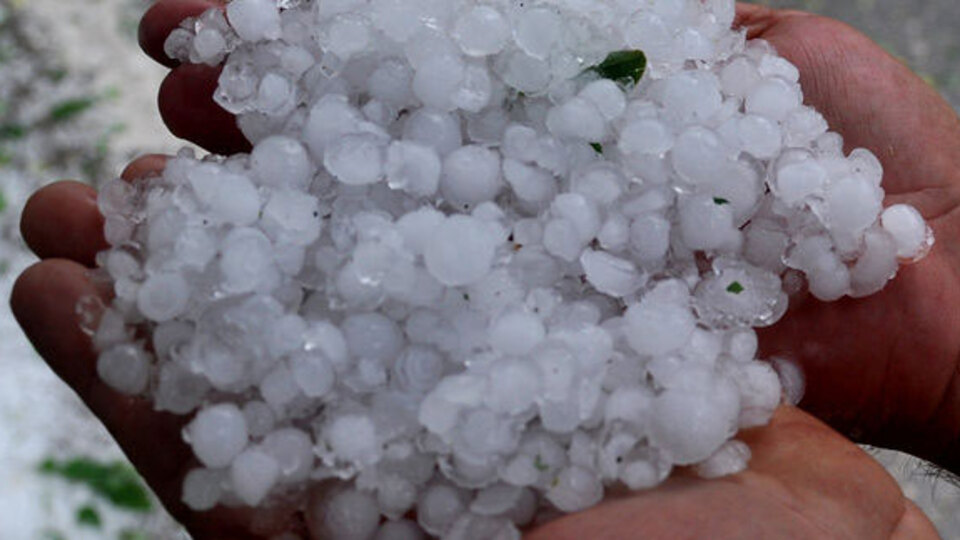 İstanbul'da dolu yağışı hayatı felç etti