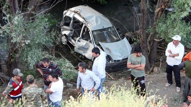 Tarım işçilerini taşıyan midibüs devrildi