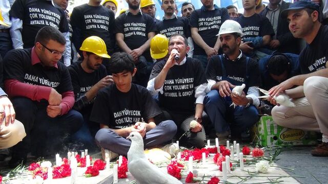 Vurulduğu yere karanfil bıraktılar