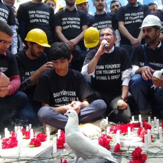 Vurulduğu yere karanfil bıraktılar