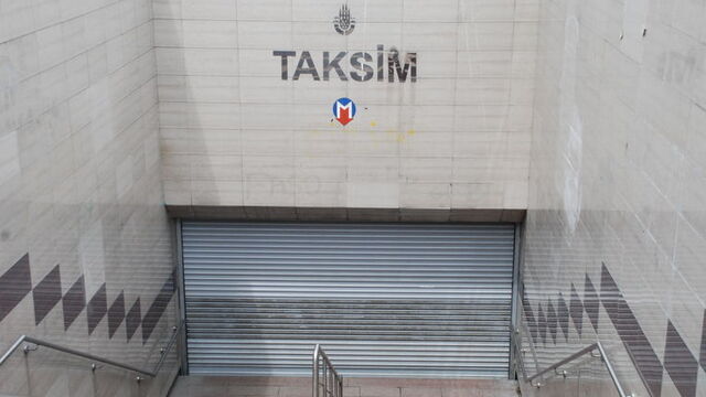 Taksim'e çıkan yollar kapatıldı, seferler iptal edildi