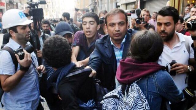 Taksim'de 2 çocuğa gözaltı girişimi!